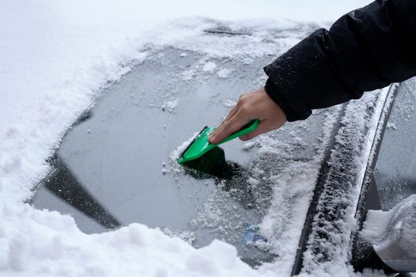 How To Efficiently Clear Snow Off Your Car